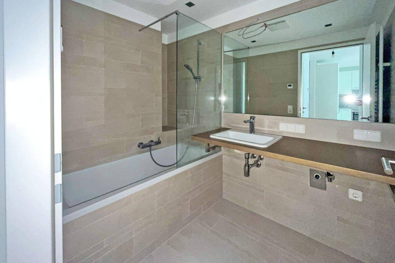 Badezimmer mit Wanne und Waschmaschinenanschluss