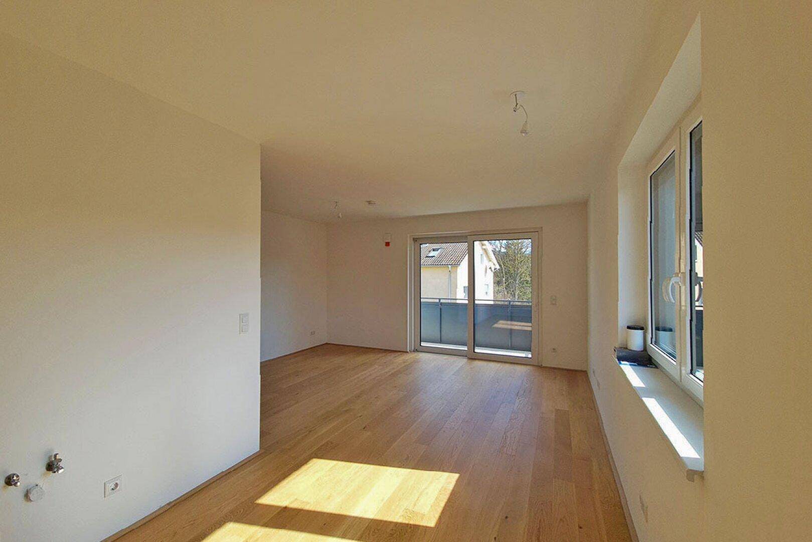 Wohnküche (hier noch ohne Küche) mit Loggia-Ausgang