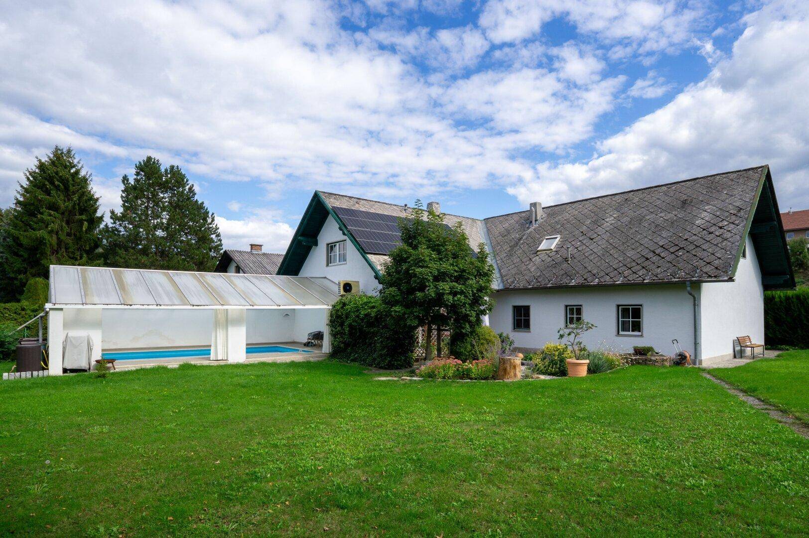 Südwestseitige Ansicht vom Garten mit Pool