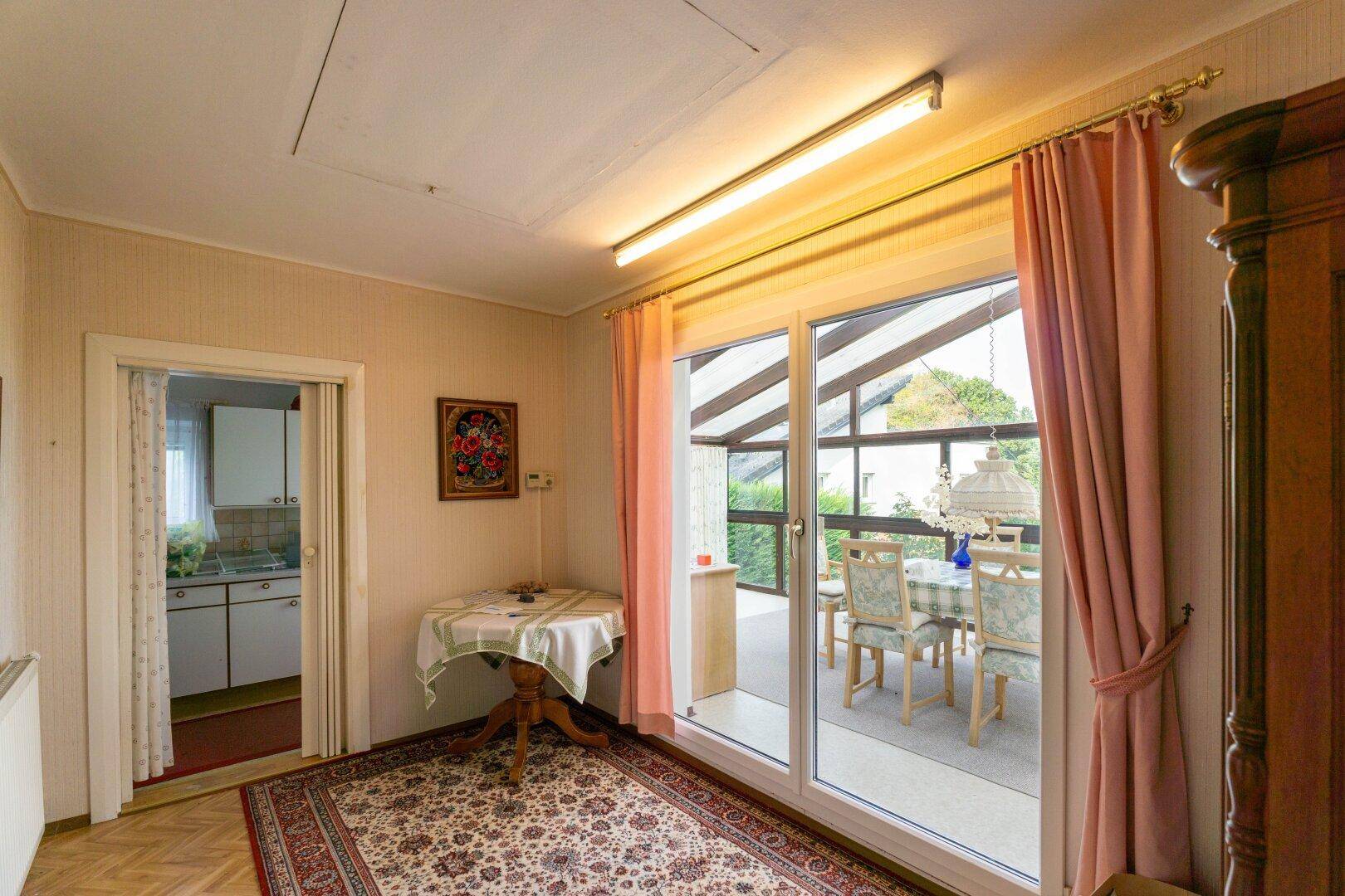 Flur mit Zugang zu einer Terrasse oder einem Wintergarten und Blick auf den Essbereich.