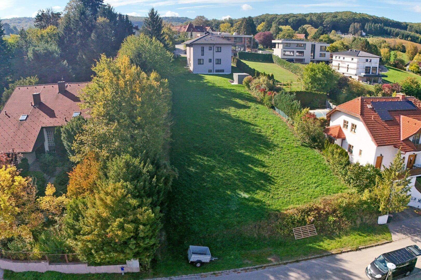 Übersichtliche Luftaufnahme des weitläufigen Grundstücks mit angrenzenden Wohnhäusern und grüner Umgebung.