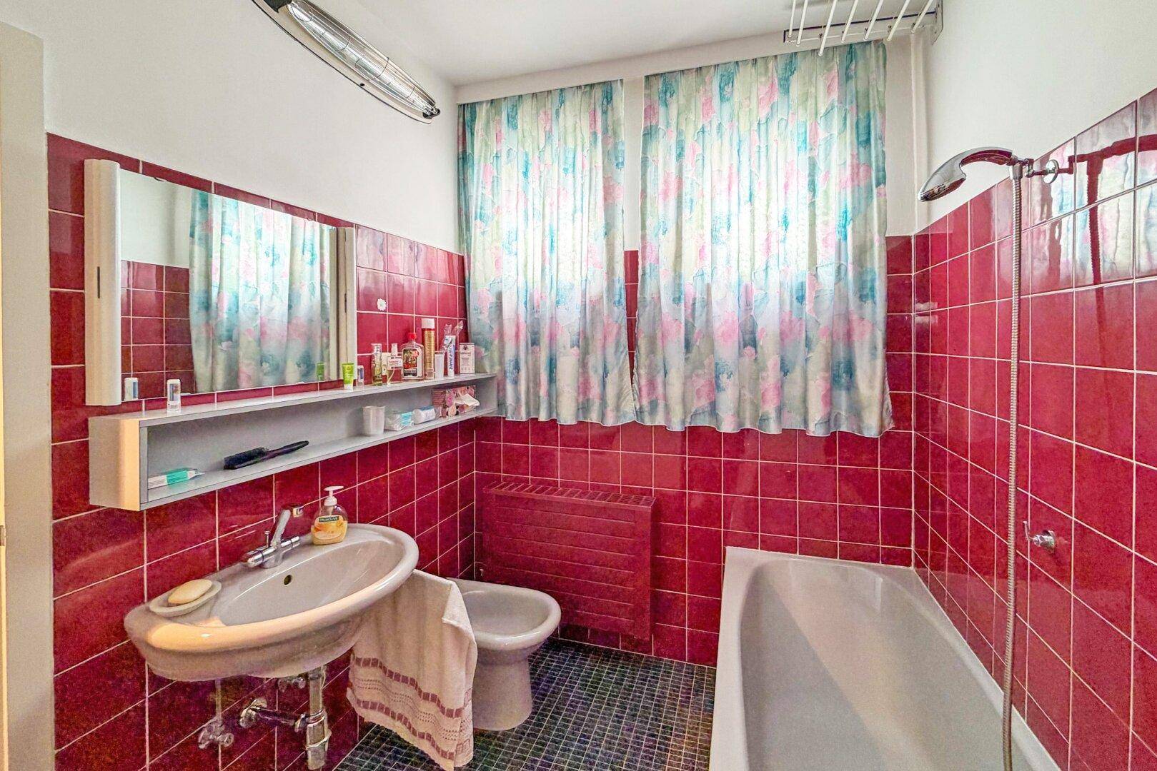 Badezimmer mit Fenster