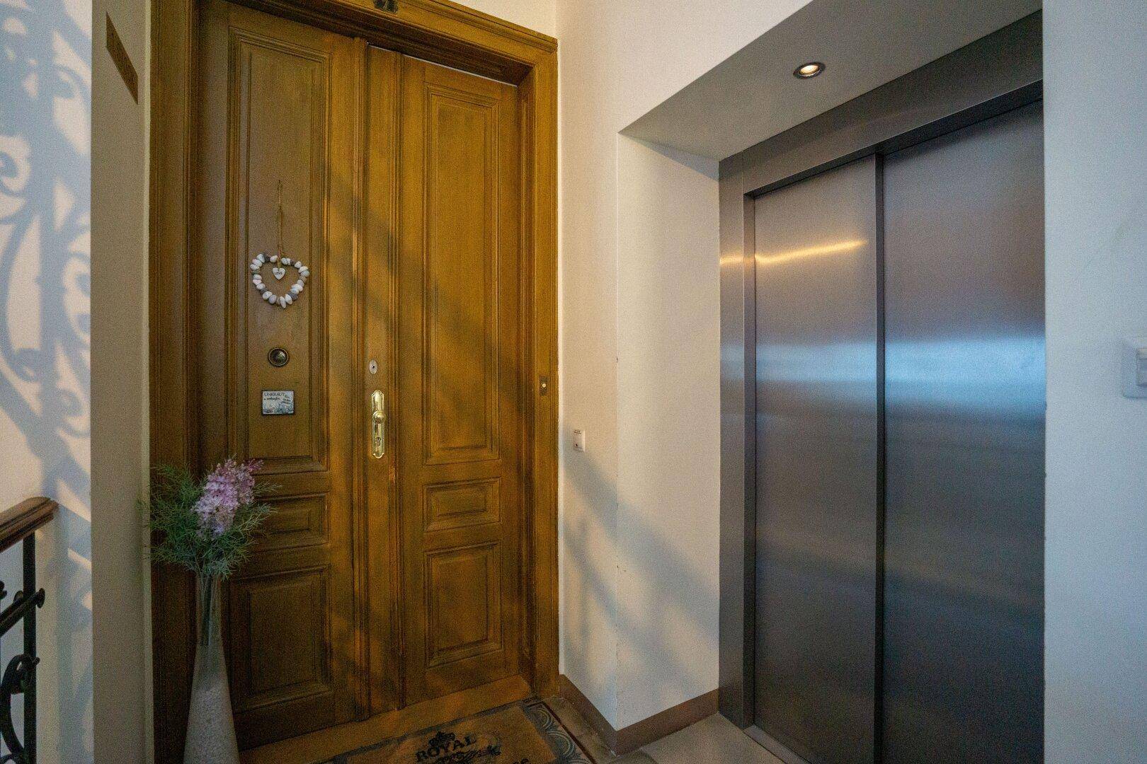 Wohnungseingang und großzügiger Personenlift rechts