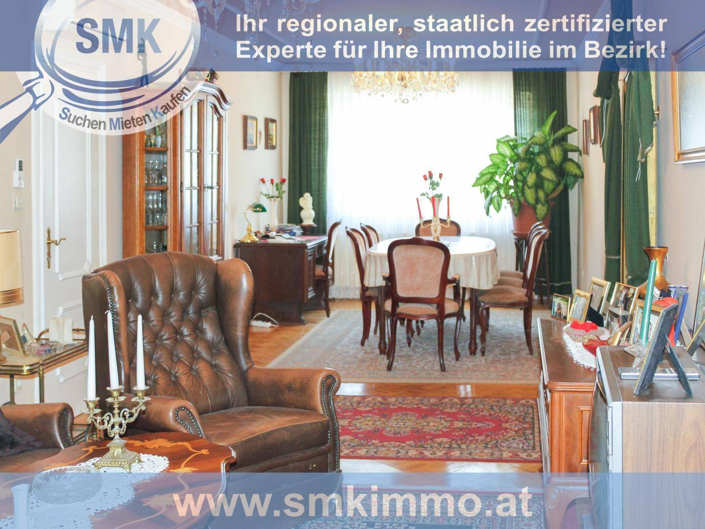 Traditioneller Wohn- und Essbereich mit eleganten Möbeln, Kronleuchter und Parkettboden.