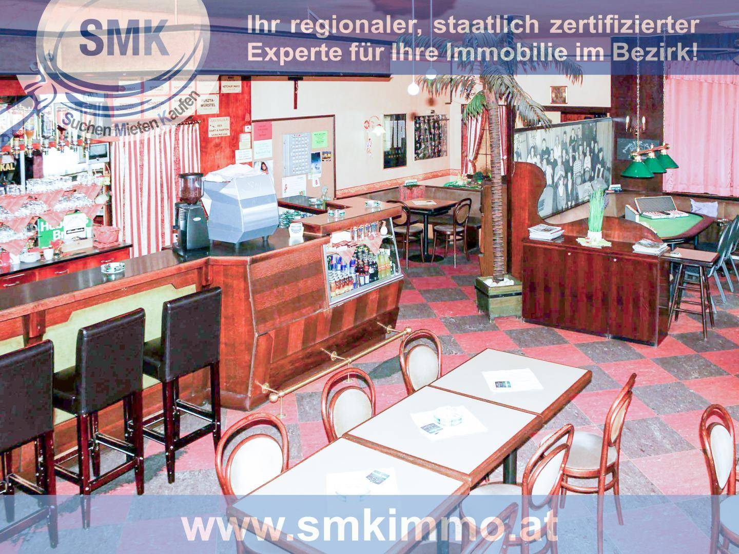 Innenansicht eines Restaurants oder einer Bar mit Tischen, Stühlen und einer Theke.