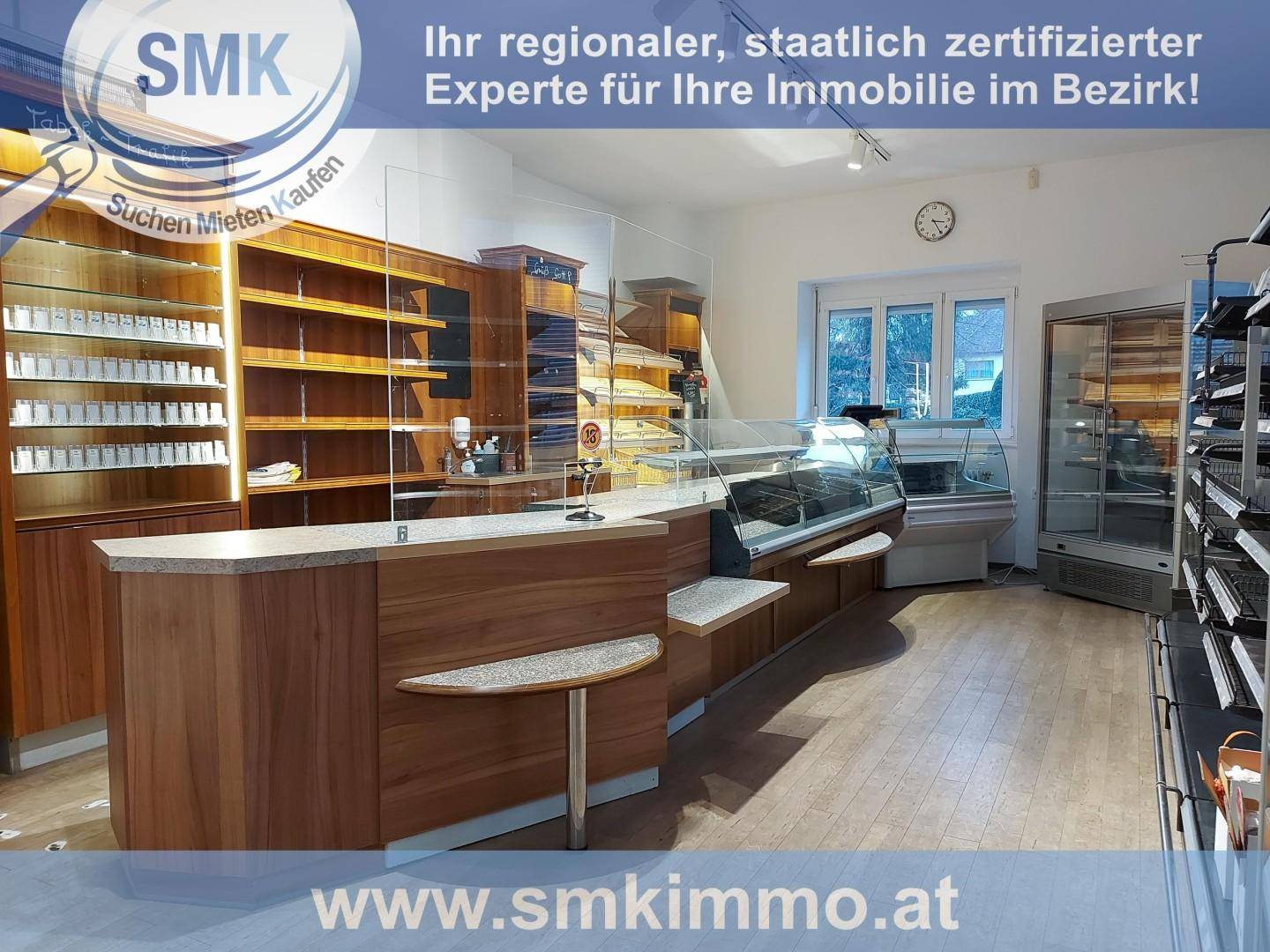Verkaufsbereich einer Bäckerei oder eines Cafés mit Theke, Vitrinen und Regalen für Warenpräsentation.