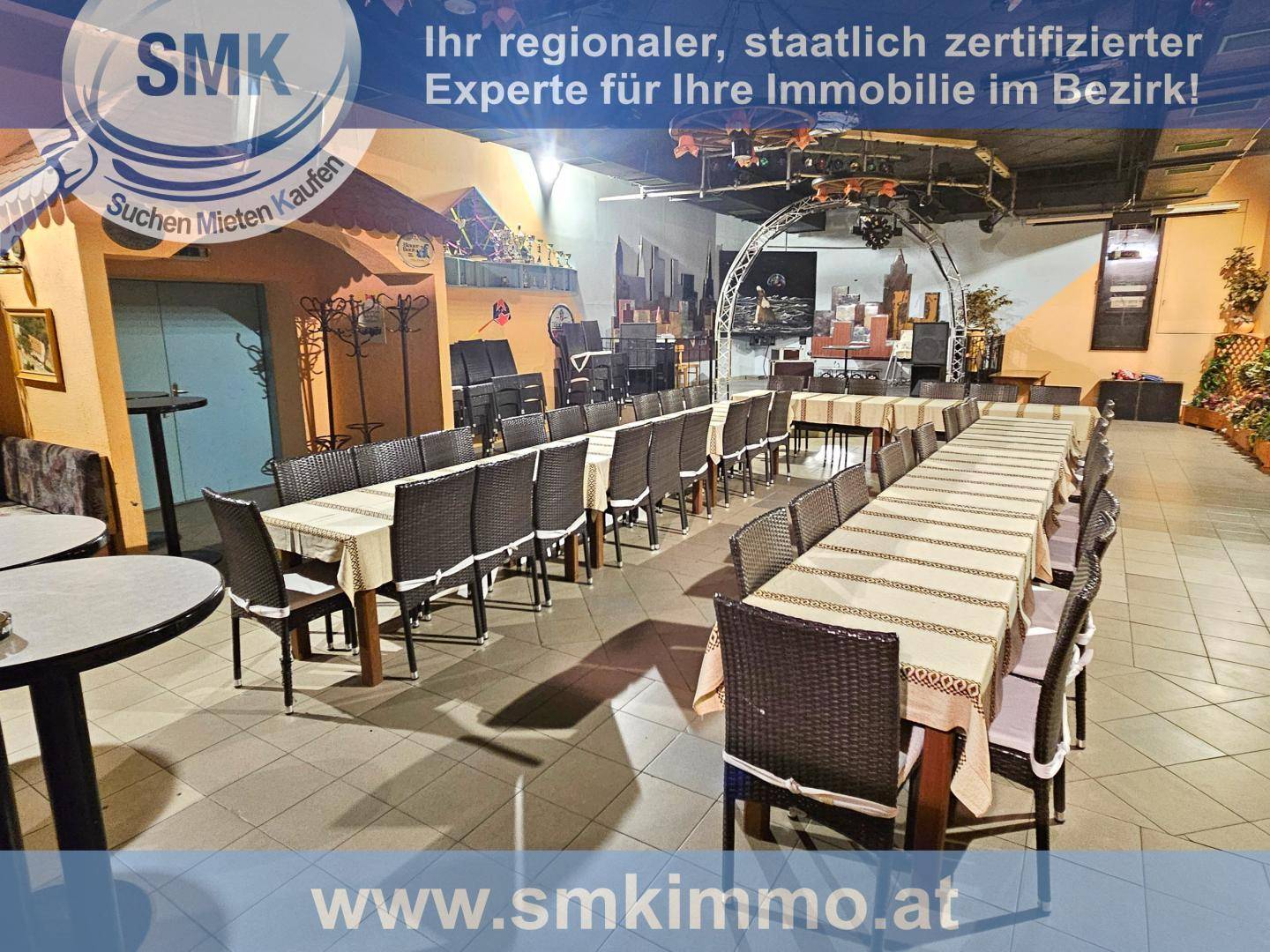 Großer Speisesaal mit vielen Tischen und Stühlen, bereit für eine Veranstaltung.