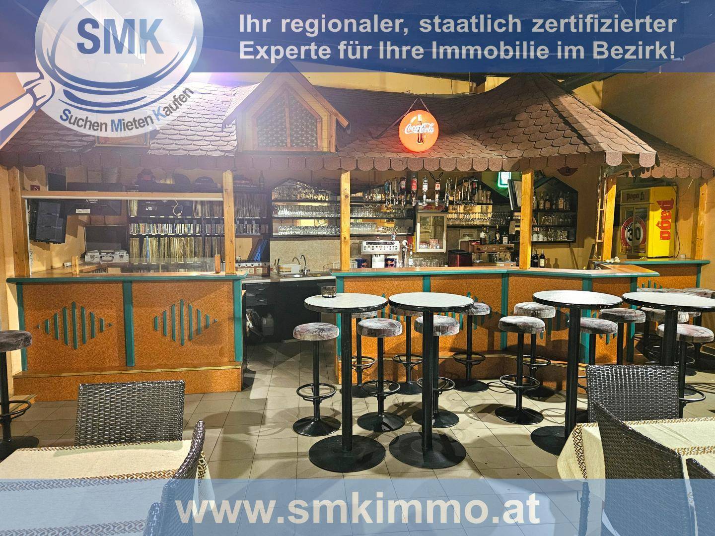 Rustikale Bar mit Holzelementen, hohen Tischen und Hockern für Gäste.