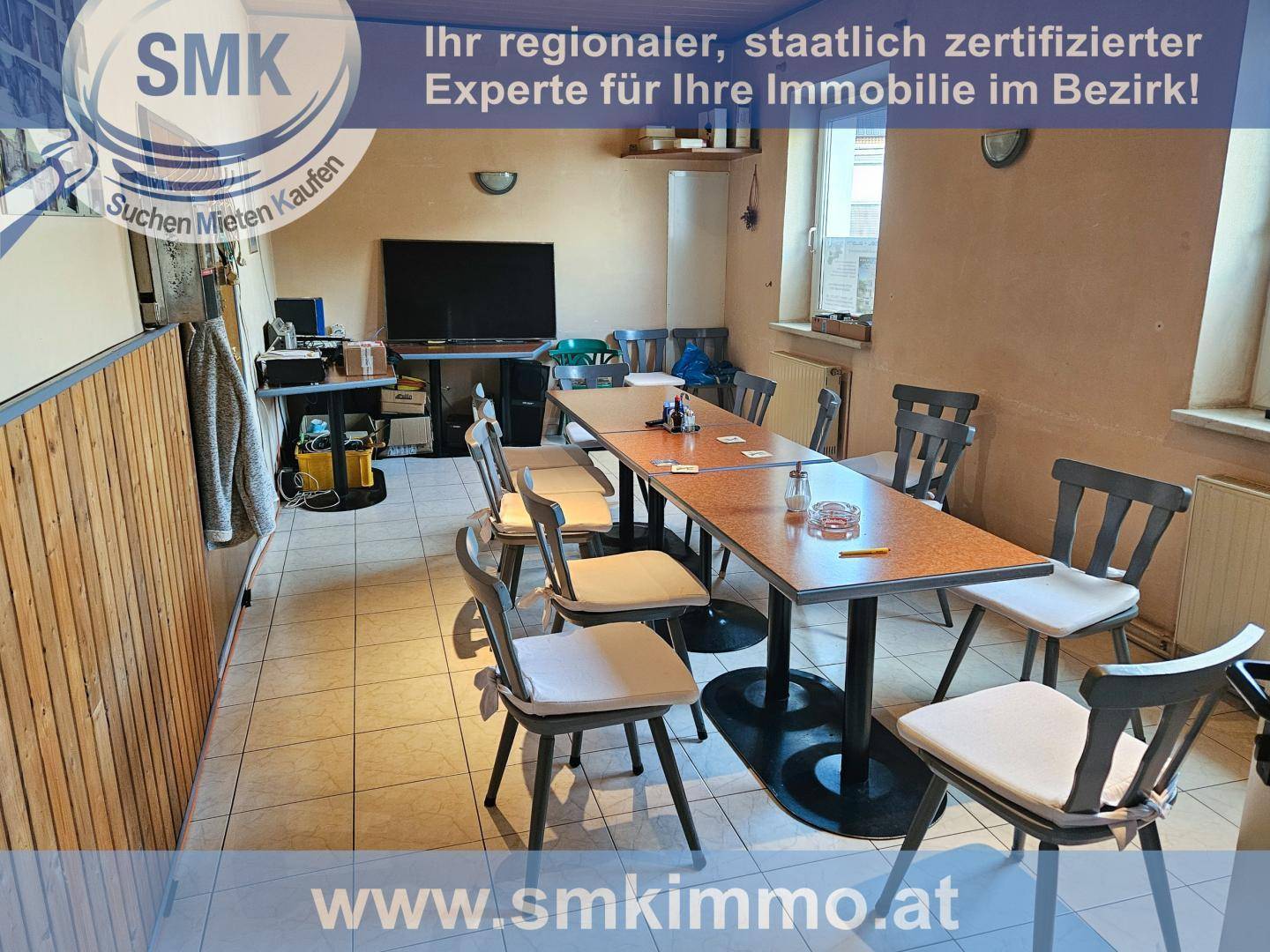 Einfacher Essbereich mit Holztischen und Stühlen, geeignet für kleinere Gruppen oder Besprechungen.