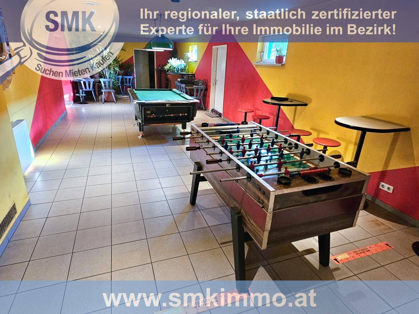 Unterhaltungsraum mit Billardtisch und Tischfußball, ideal für Freizeitaktivitäten und Spiele.