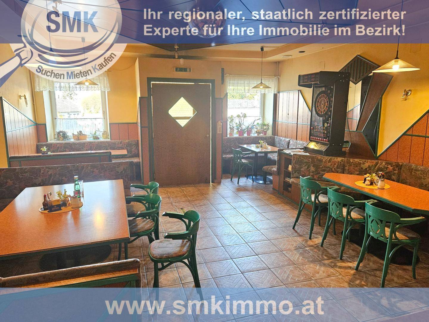 Gemütlicher Gastraum mit traditionellen Sitzbänken, Holztischen und Stühlen, bereit für Gäste.