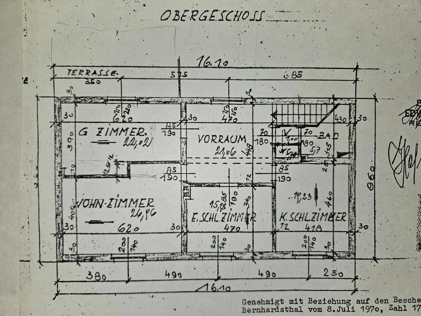 Grundriss des Obergeschosses mit Wohnzimmer, Schlafzimmern und Terrasse, inklusive Bemaßungen.