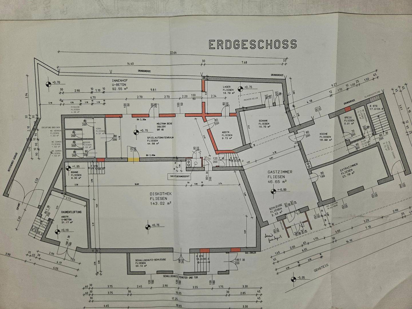 Grundriss des Erdgeschosses mit verschiedenen Räumen, darunter Diskothek und Gastzimmer, sowie Maßen.