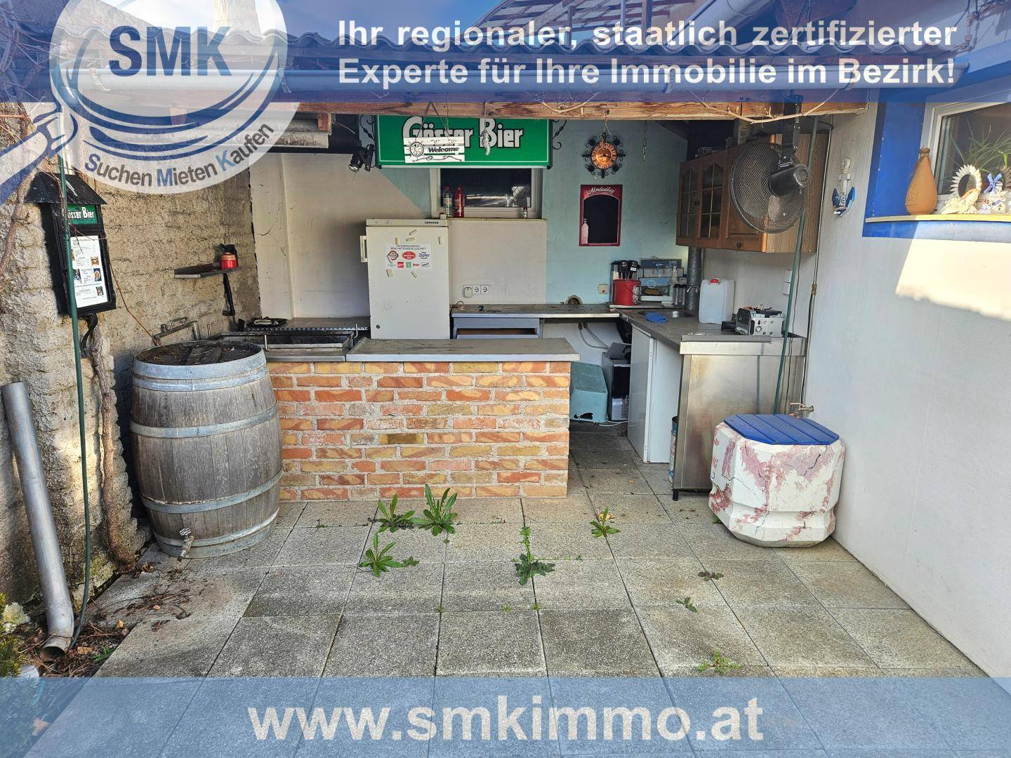 Rustikale Außenküche mit Ziegeltheke, Kühlschrank und Zapfanlage, ideal für gesellige Abende.