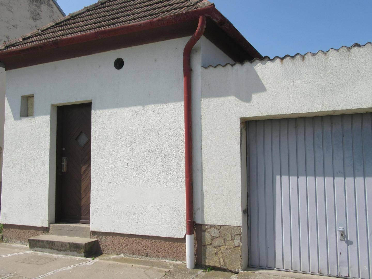 19 Nebengebäude und Garage
