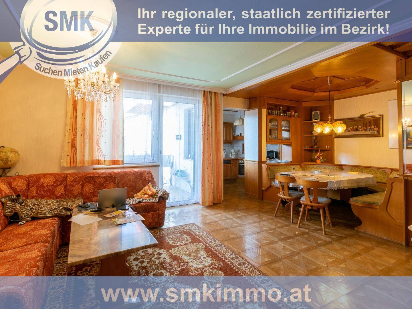Gemütlicher Wohn-Essbereich im traditionellen Stil mit Holzvertäfelung und Zugang zum Balkon.