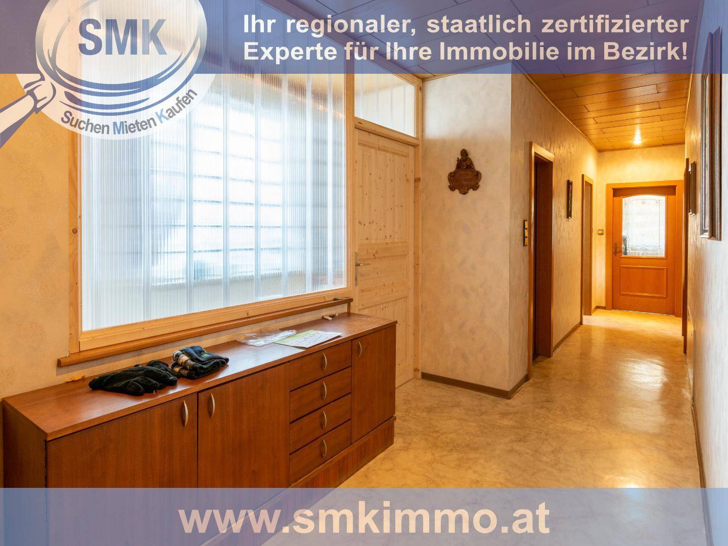 Flur mit Holzmöbeln, einer Glasbausteinwand und einer Holzdecke im Landhausstil.