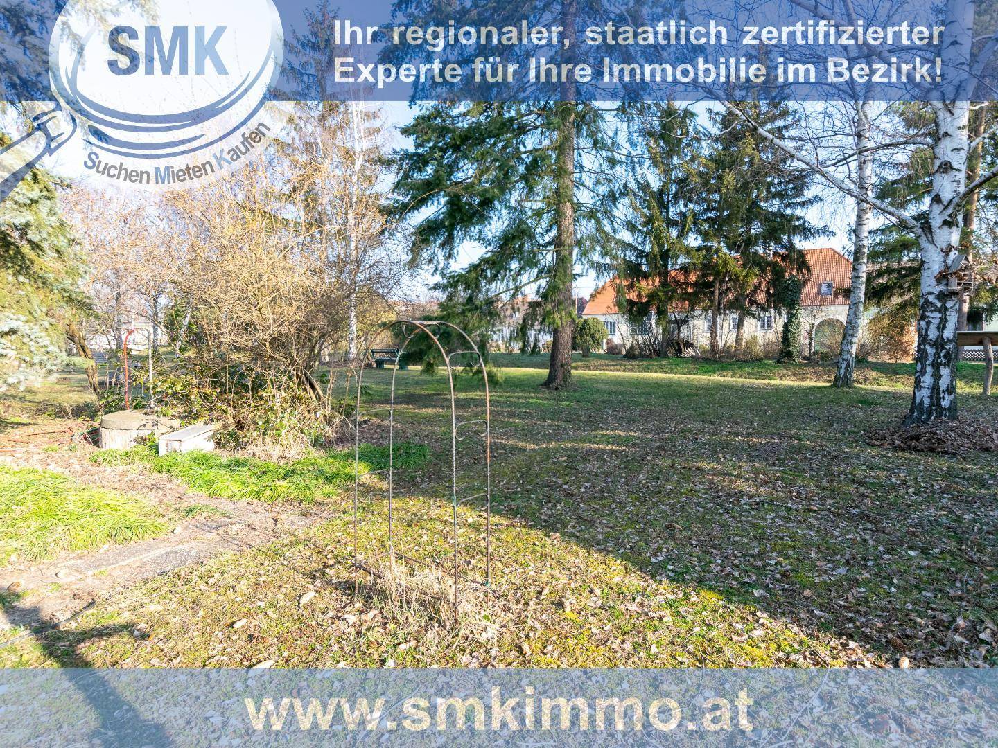 Großer Gartenbereich mit altem Baumbestand und viel Grünfläche.