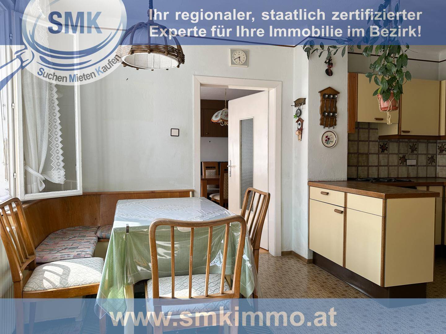 Gemütliche Wohnküche mit traditionellen Möbeln, Eckbank und Blick ins Grüne.