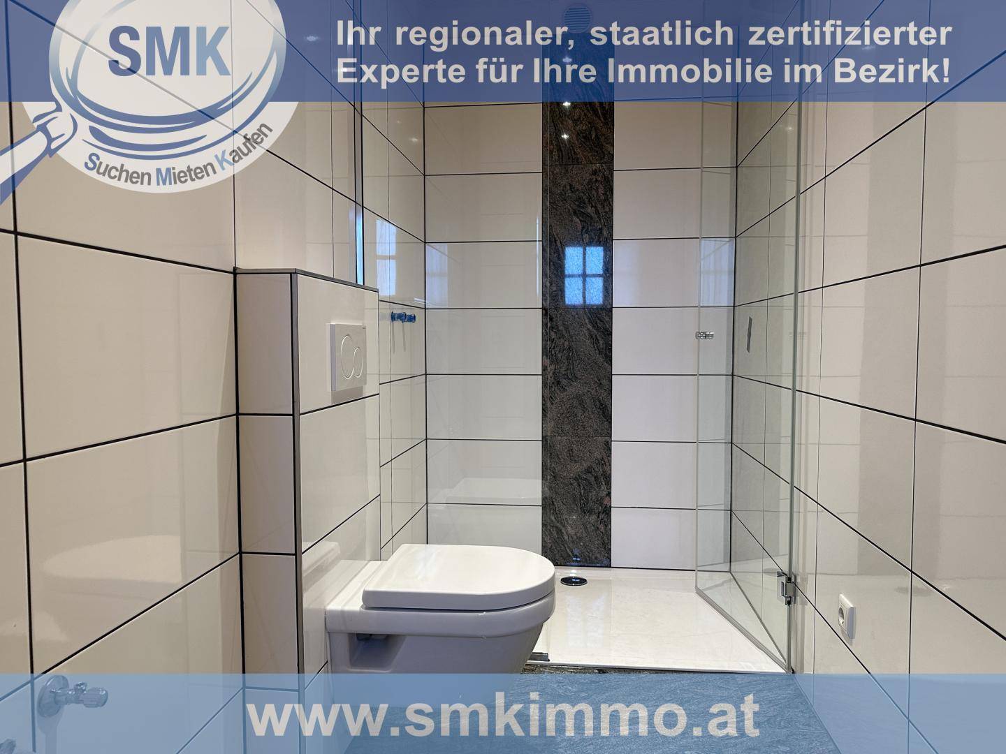 Modernes Badezimmer mit weißen Fliesen, wandhängendem WC und ebenerdiger Dusche.
