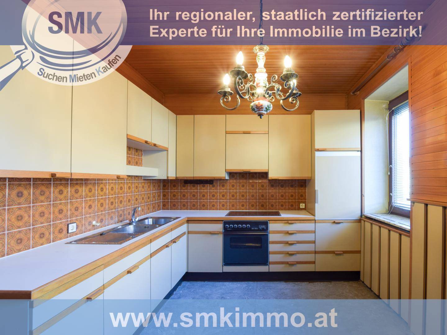 Küche mit hellen Einbauschränken, gemusterten Fliesen und Holzdeckenverkleidung im traditionellen Stil.