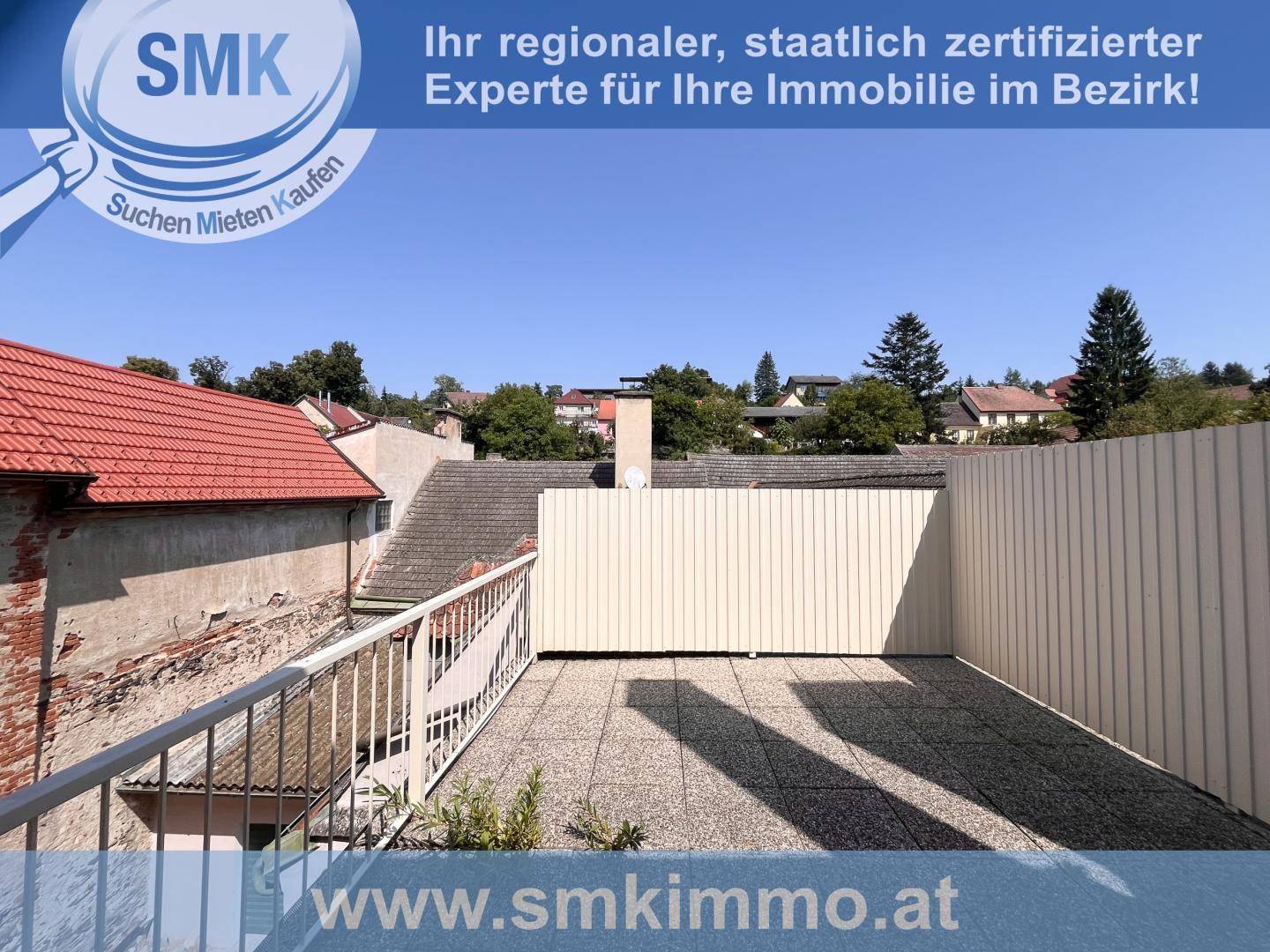 Geräumige Dachterrasse mit Fliesenboden und Blick auf die umliegende Bebauung.