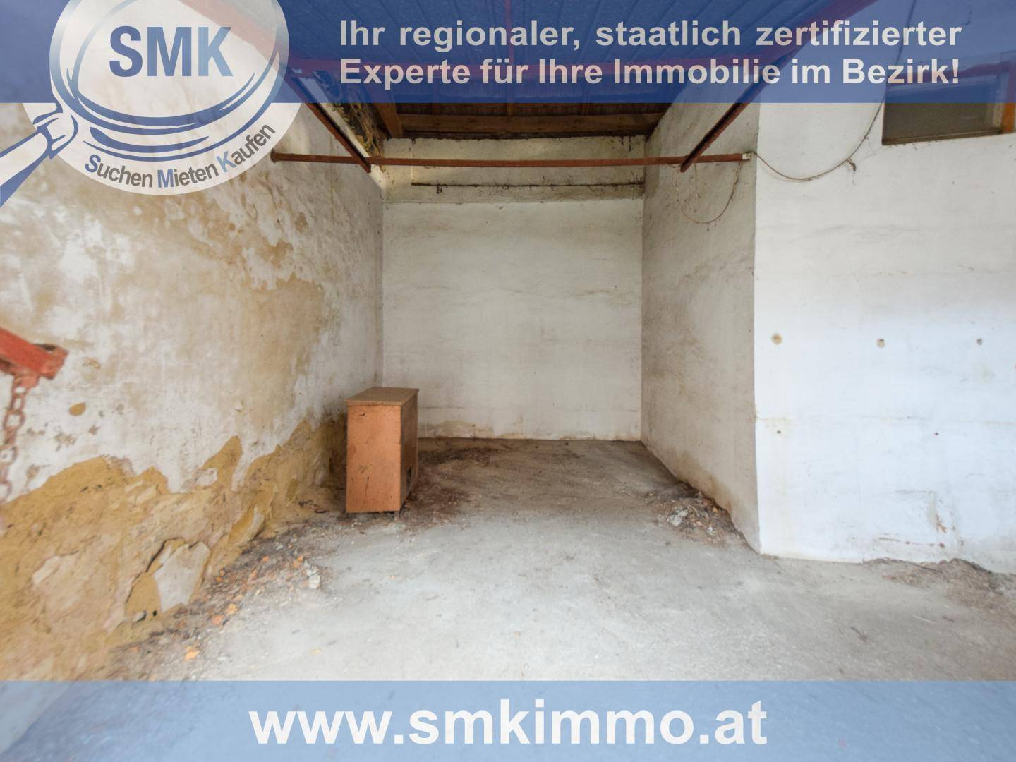 Kleiner, leerer Lagerraum mit Betonboden und rauen Wänden, ideal für Abstellzwecke.