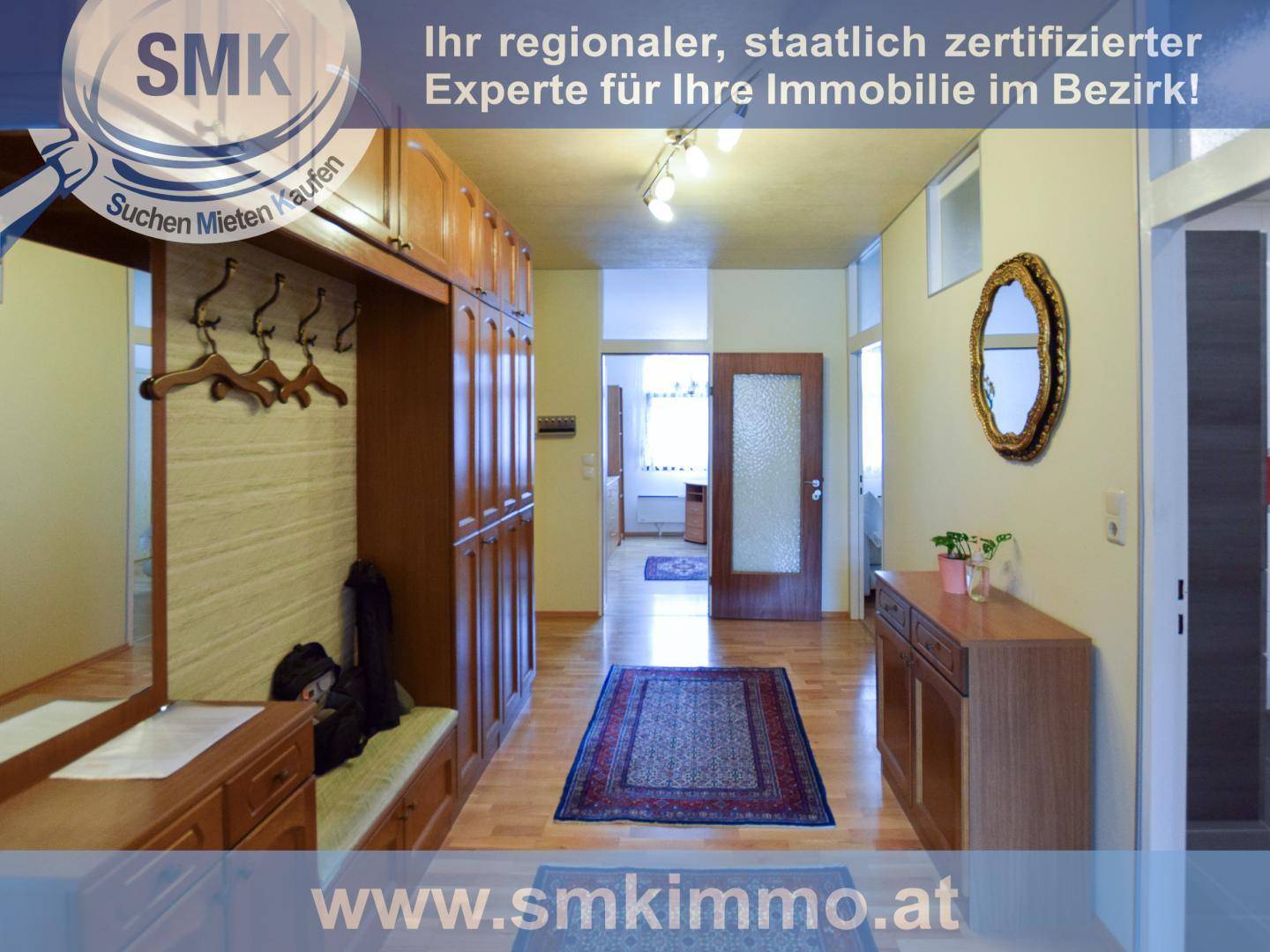 Geräumiger Flur mit Einbauschränken, Garderobe und Zugang zu weiteren Räumen.