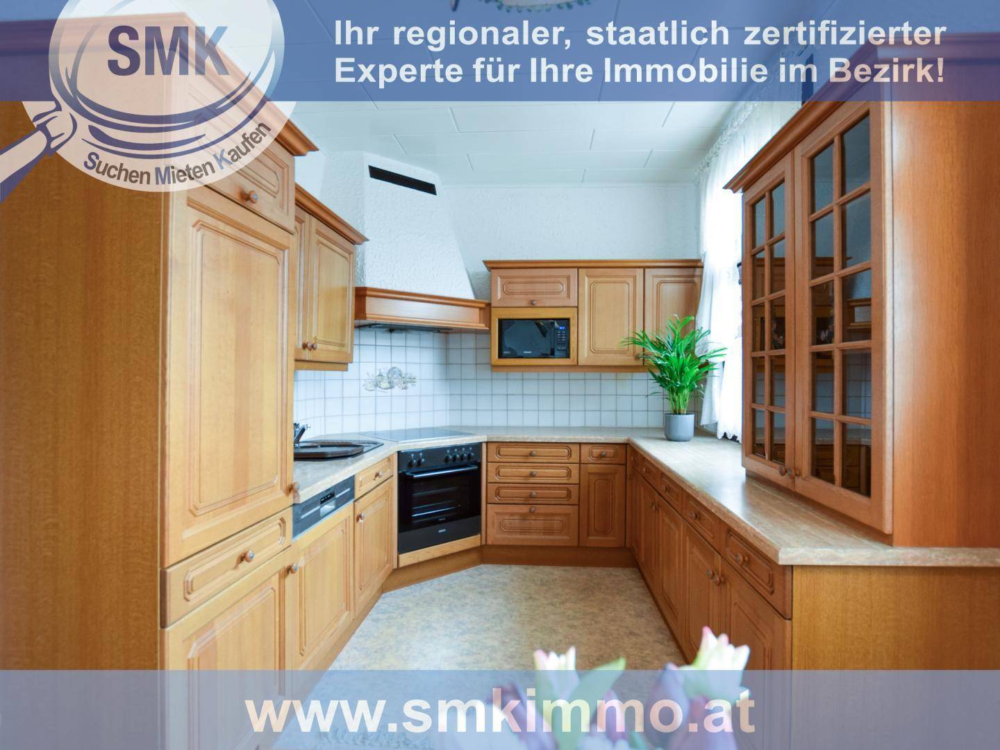 Funktionale Küche mit Holzschränken, integrierten Geräten und Fliesenboden.