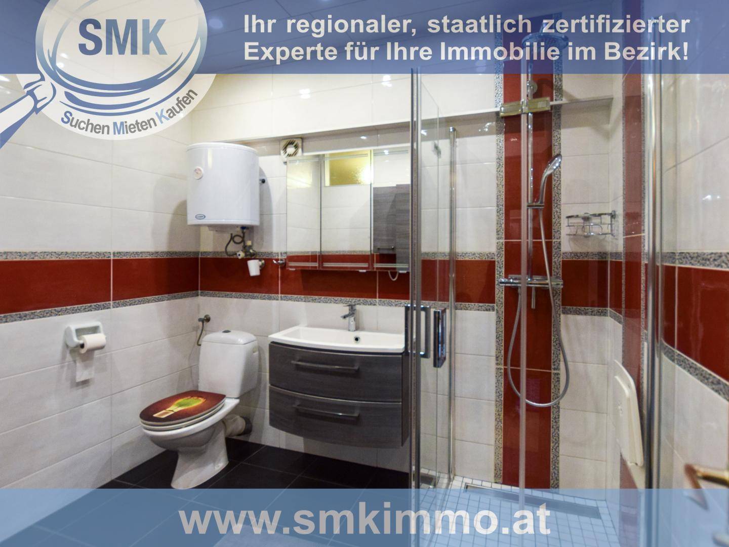 Badezimmer mit Duschkabine, WC, Einzelwaschbecken und Wandfliesen in Rot-Weiß.