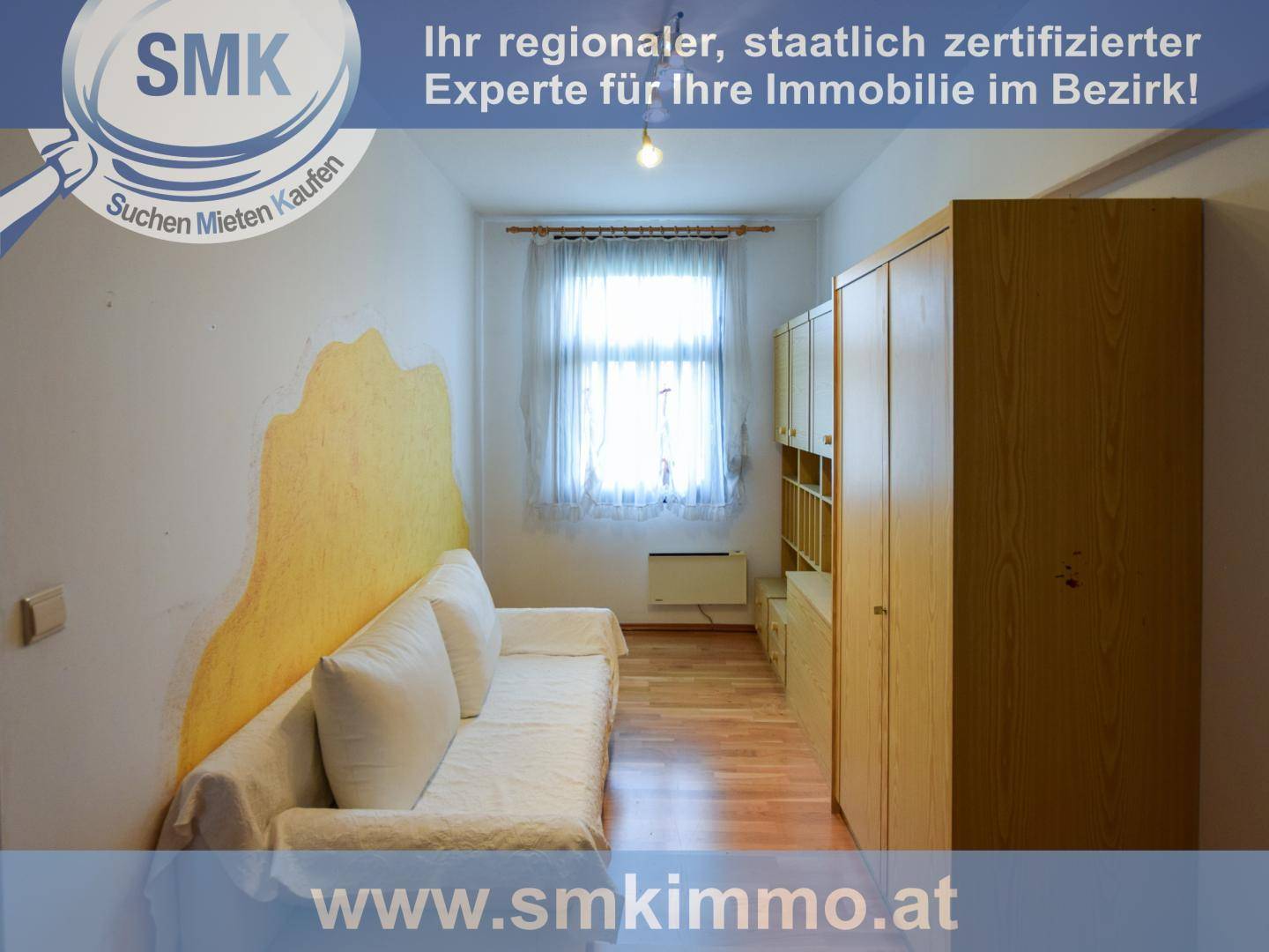 Helles Zimmer mit Sofa, Schrank und gelber Wandgestaltung.