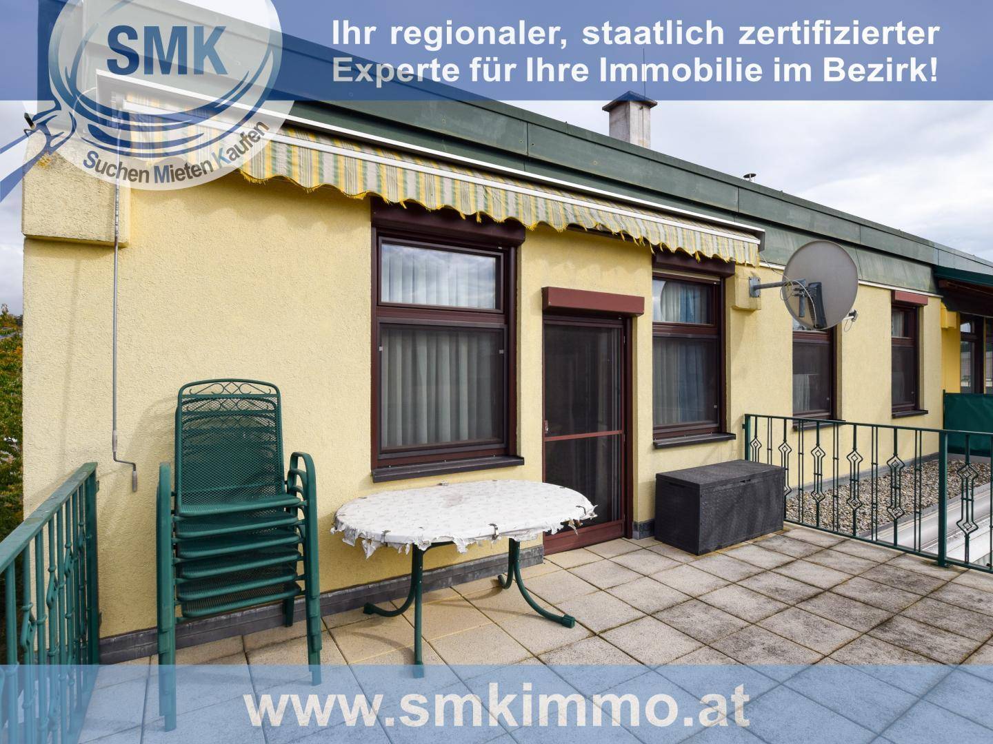 Geräumige Terrasse mit Gartenmöbeln, Markise und Blick auf die Umgebung.