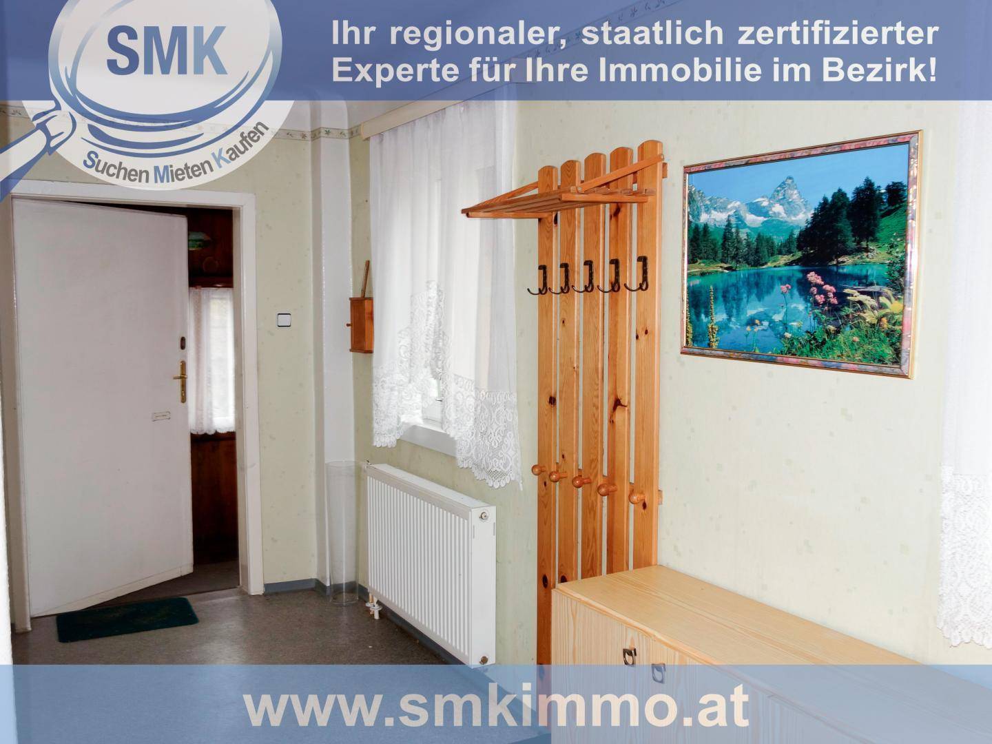 Heller Flur mit Garderobe aus Holz, Fenster und Bild an der Wand für eine einladende Atmosphäre.