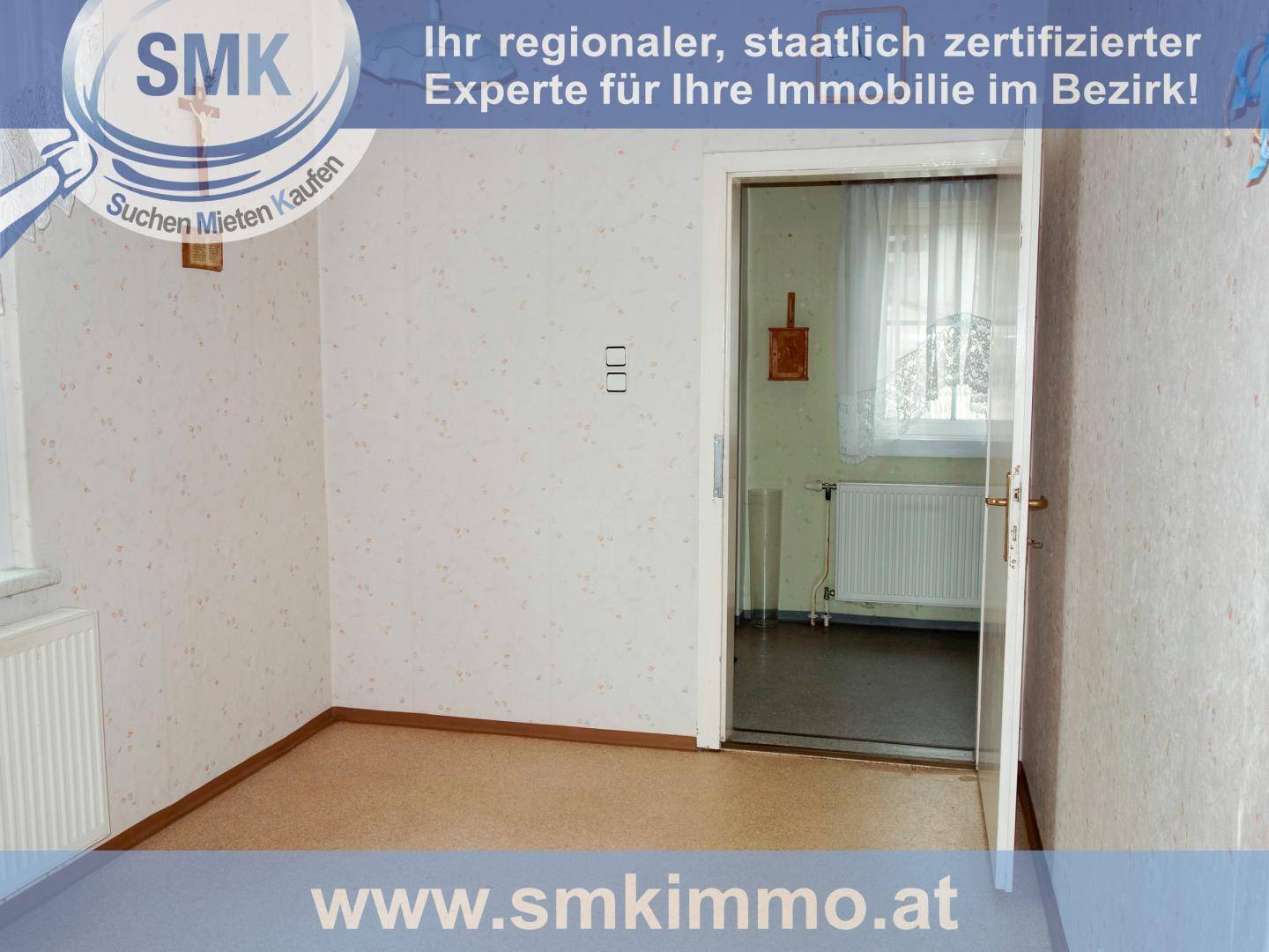 Zimmer mit Vinylboden, gemusterter Tapete und Zugang zu einem weiteren hellen Raum.