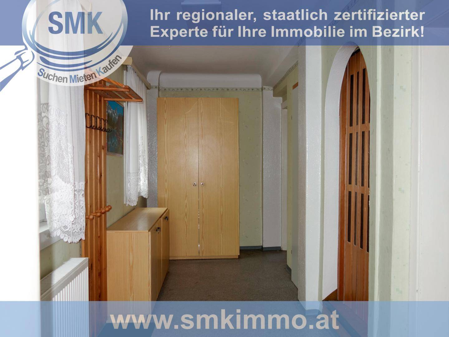 Heller Flur mit Einbauschrank, Holztüren und Teppichboden, der viel Stauraum bietet.