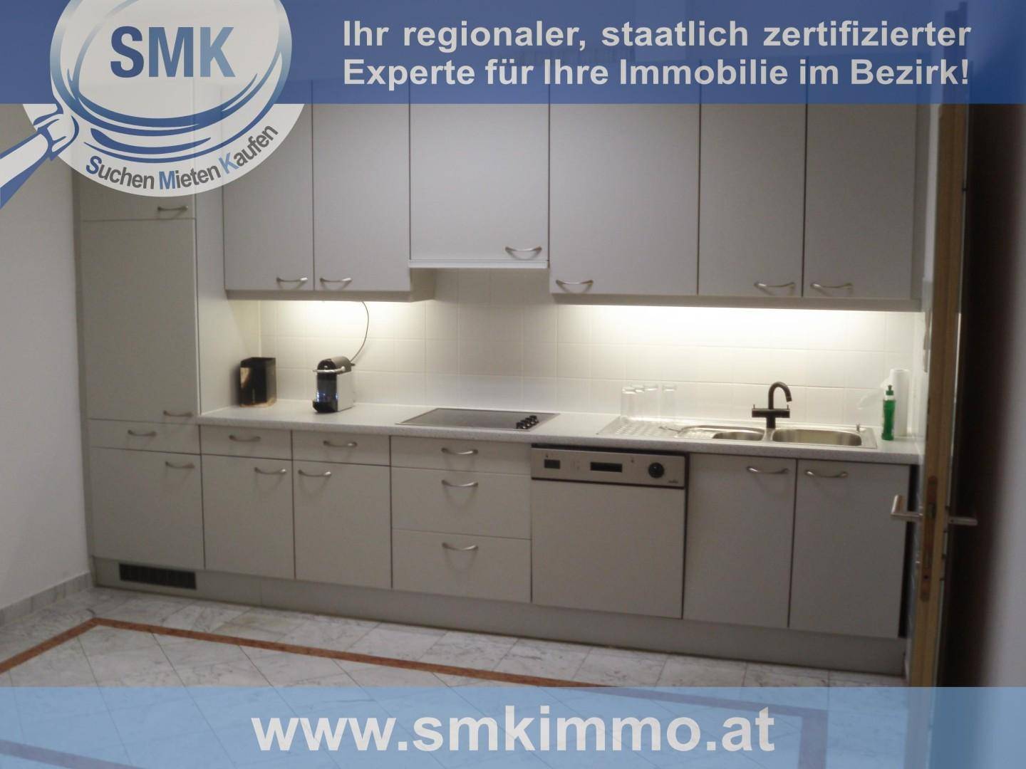 Moderne Küche mit hellgrauen Schränken, integrierten Geräten und praktischer Unterbauleuchte über der Arbeitsplatte.