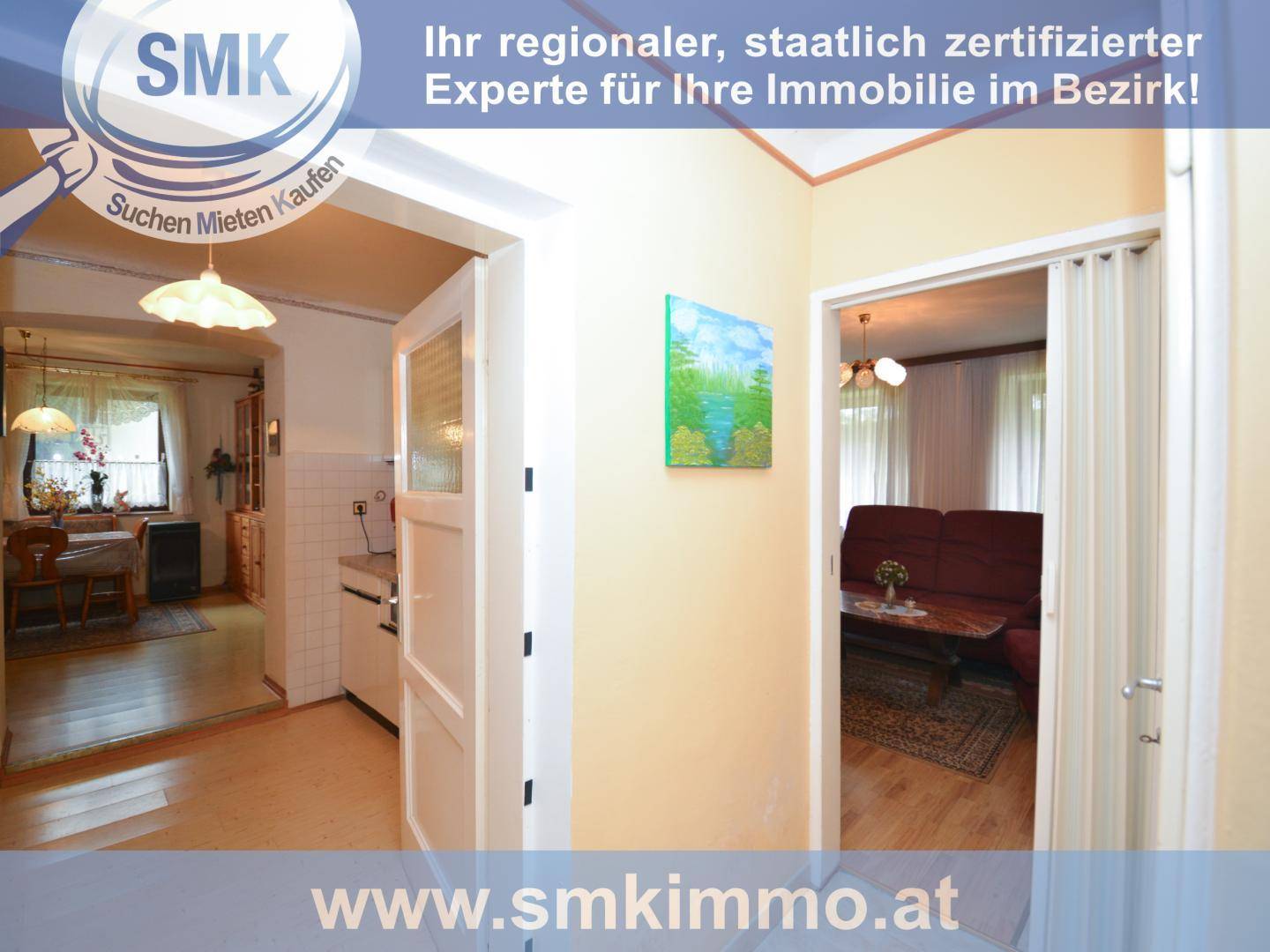 Heller Flur mit Durchgängen zu Küche und Wohnzimmer.