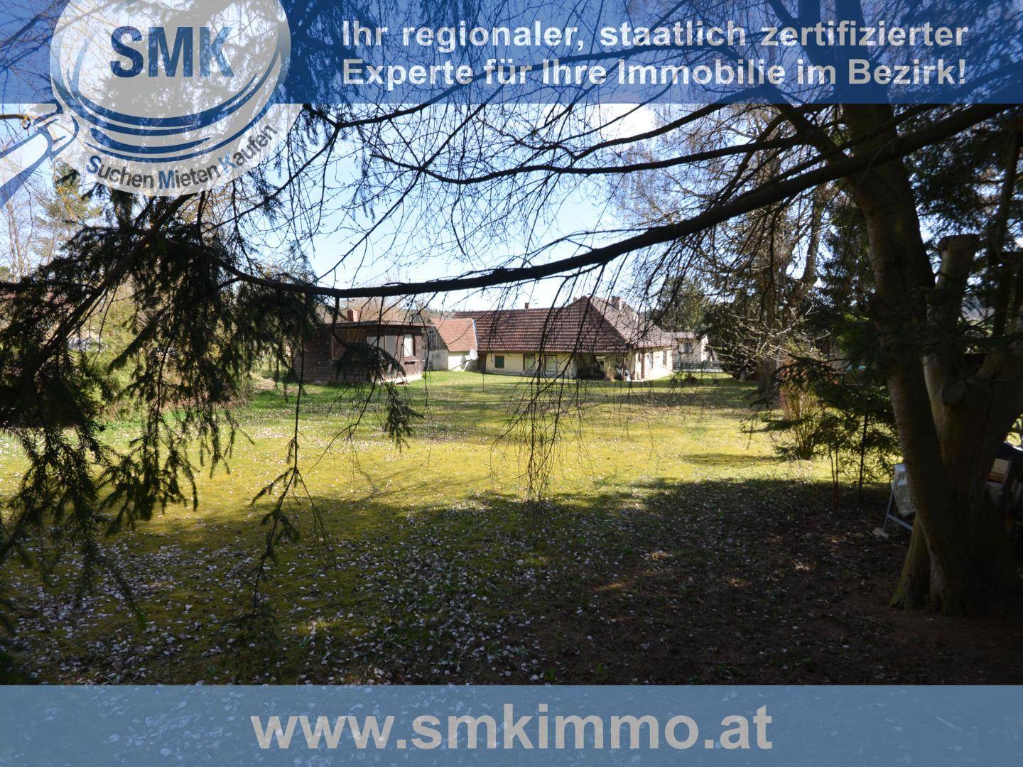 Weitläufiger Gartenbereich mit Blick auf die umliegende Landschaft und weitere Häuser.