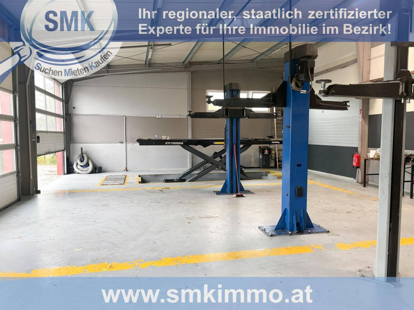 Geräumige Werkstatt mit mehreren Hebebühnen und einem robusten Betonboden, ideal für Fahrzeugreparaturen.