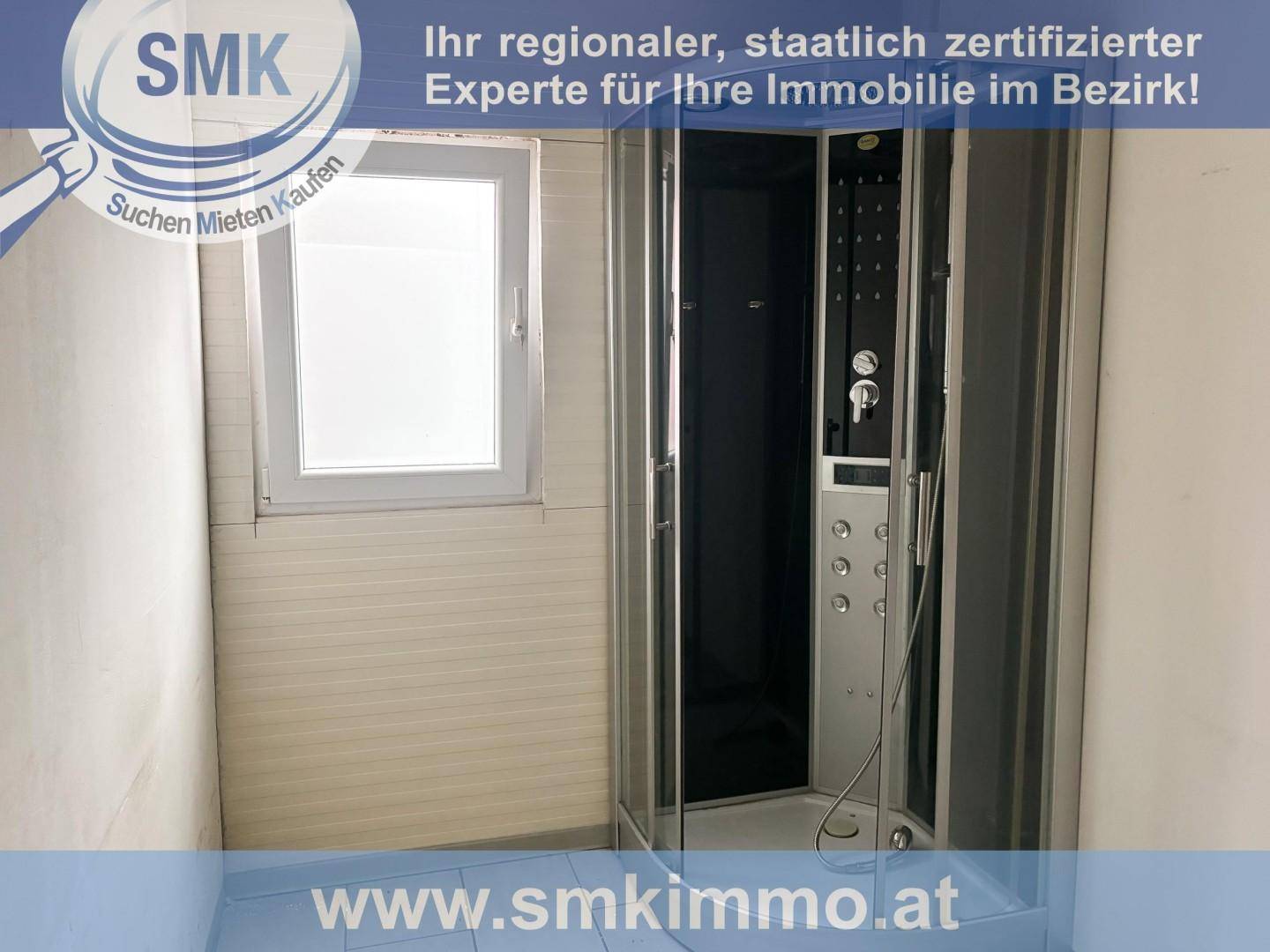 Badezimmer mit einer modernen Duschkabine, ausgestattet mit mehreren Düsen, und einem Fenster für Tageslicht.