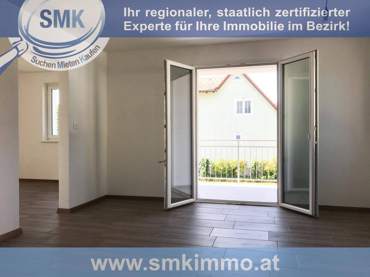 Heller Wohnraum mit großen Balkontüren und dunklem Fliesenboden in Holzoptik, bereit zur Einrichtung.