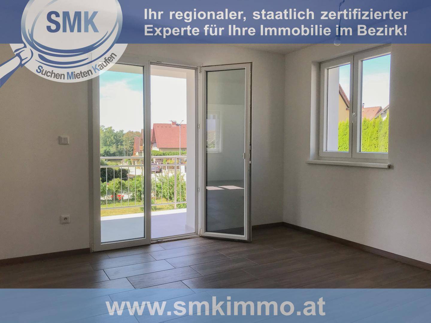Lichtdurchfluteter Raum mit Balkonzugang und großem Fenster, bereit zur individuellen Gestaltung.