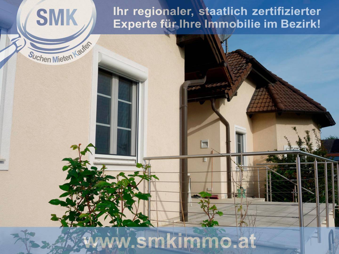 Seitenansicht des Hauses mit Fenster, Rollladen und einem modernen Geländer.