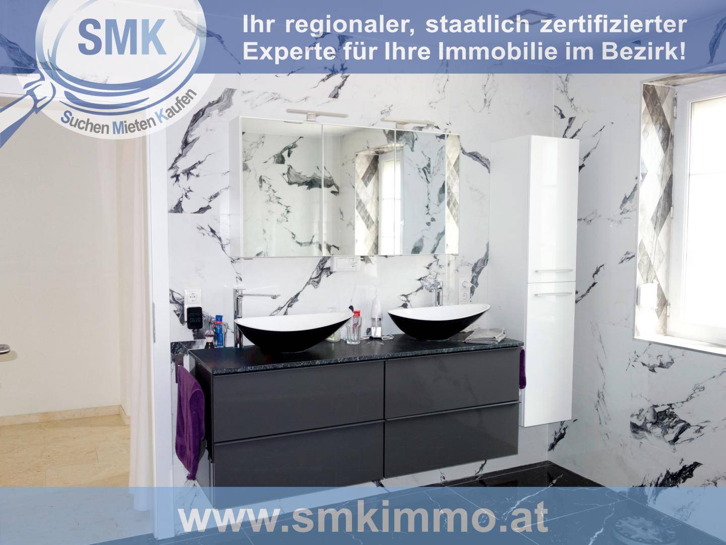 Modernes Badezimmer mit Doppelwaschbecken, Spiegelschrank und Marmor-Effekt-Fliesen.