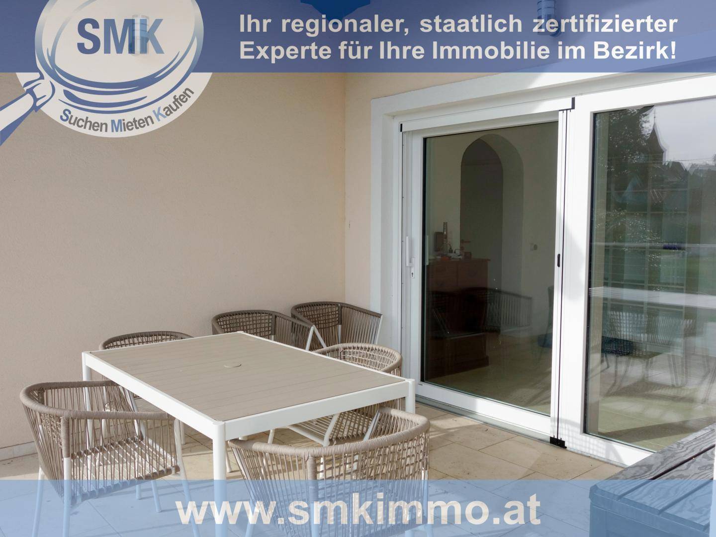 Möblierte Terrasse mit Esstisch und Stühlen, ideal für Mahlzeiten im Freien.