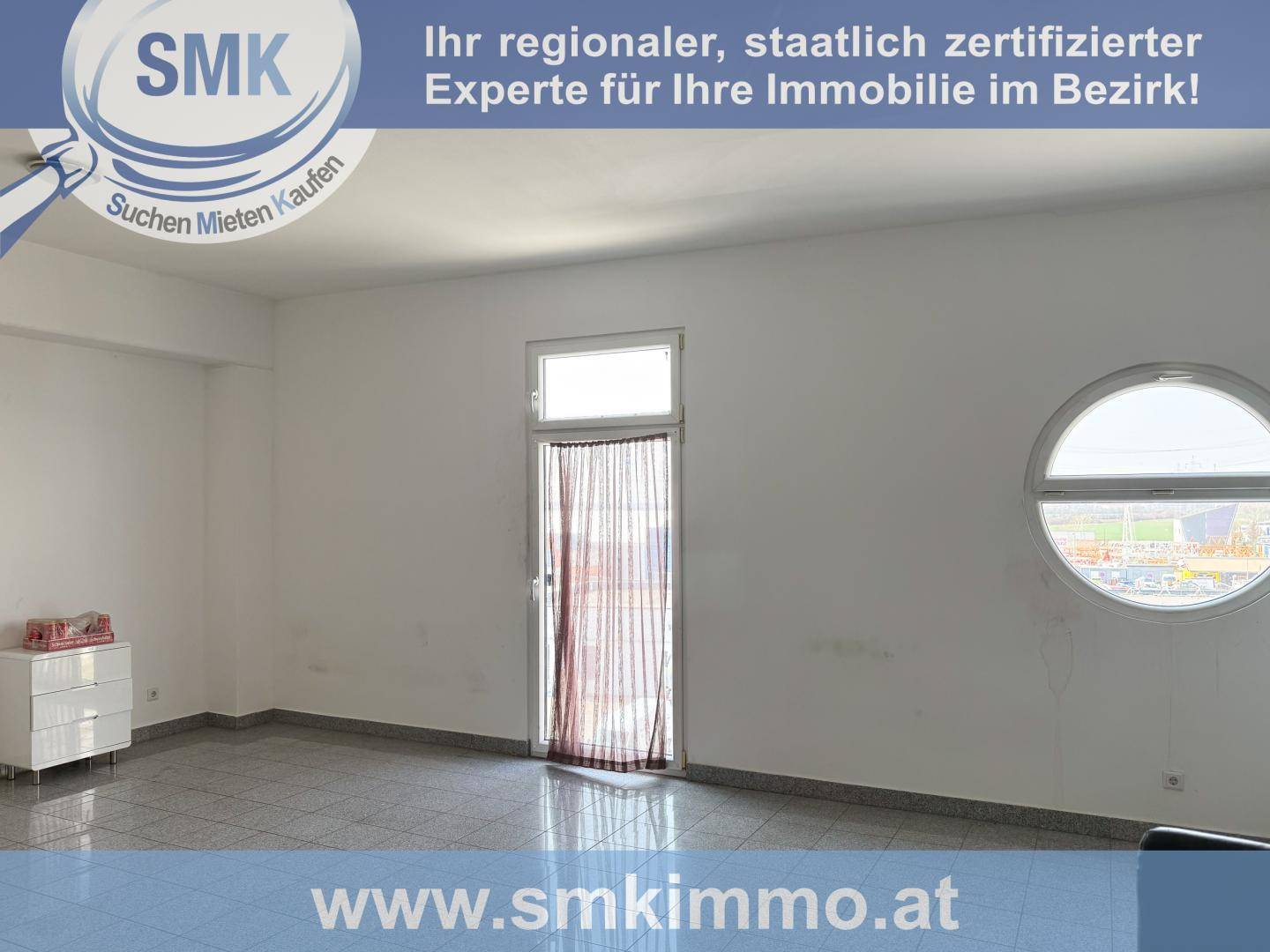 Heller, leerer Raum mit weißen Wänden, Fliesenboden und zwei verschiedenen Fenstertypen.