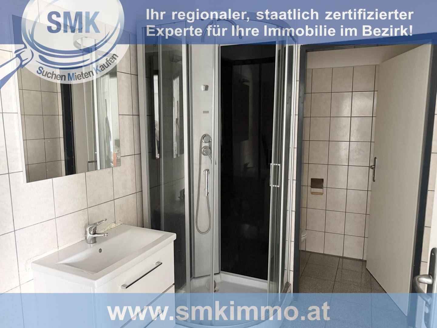 Modernes Badezimmer mit Waschtisch, Spiegel und einer geräumigen Duschkabine, hell gefliest.