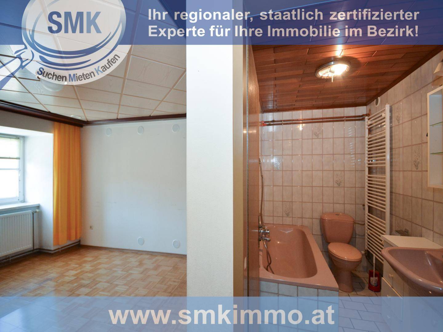 Badezimmer mit rosa Sanitärobjekten und Fliesen sowie angrenzendem Raum mit Parkettboden.