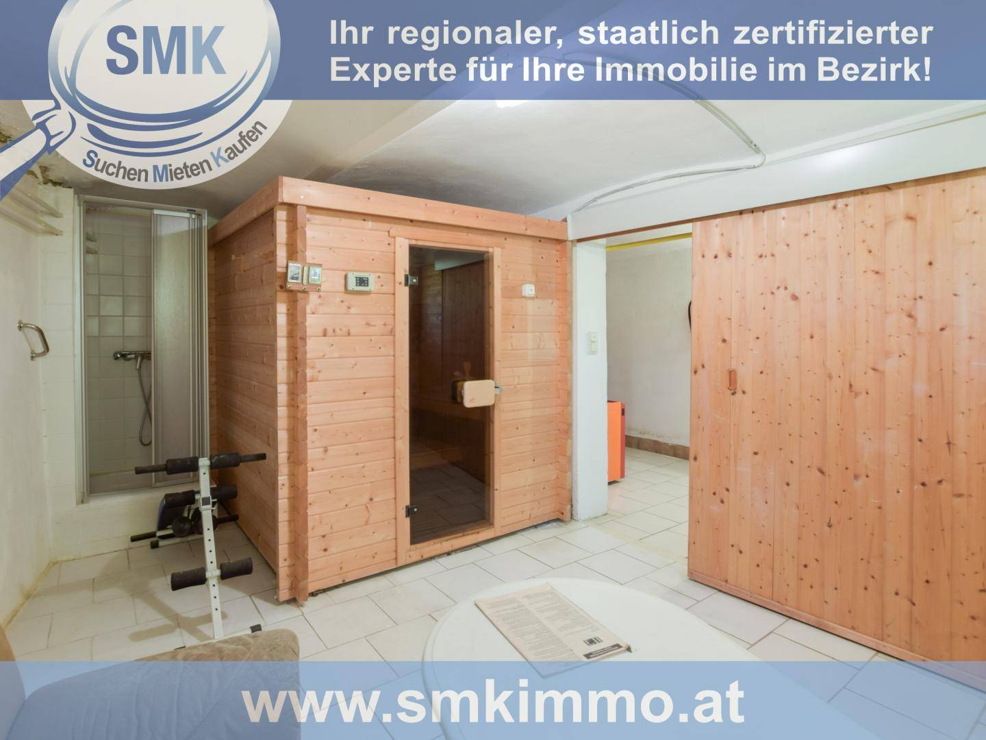 Wellnessbereich im Keller mit Sauna, Dusche und Fliesenboden für Entspannung.