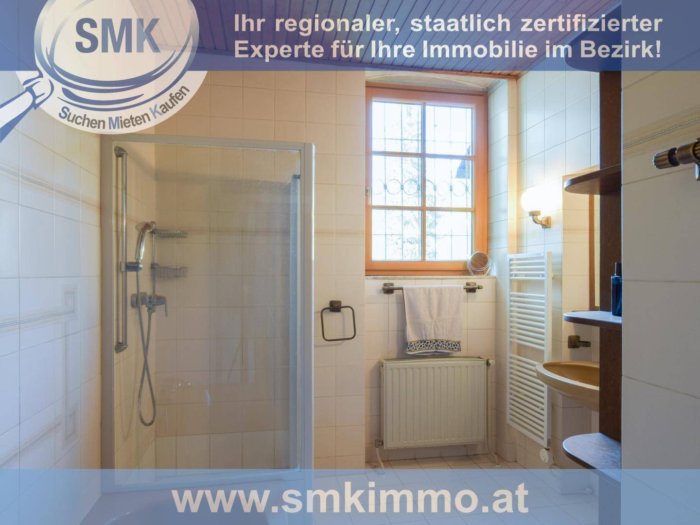 Helles Badezimmer mit Duschkabine, Fenster und beheiztem Handtuchhalter.